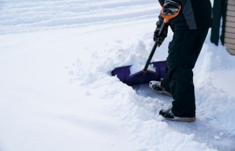 北海道の冬の恒例雪かき作業
